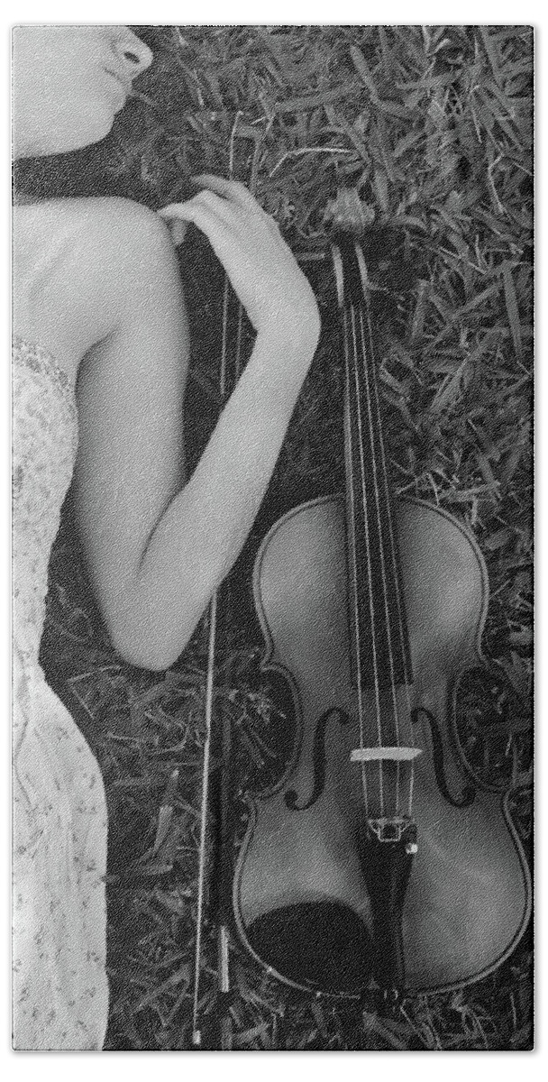 Music Bath Towel featuring the photograph Con Amore - Violin BW by Laura Fasulo