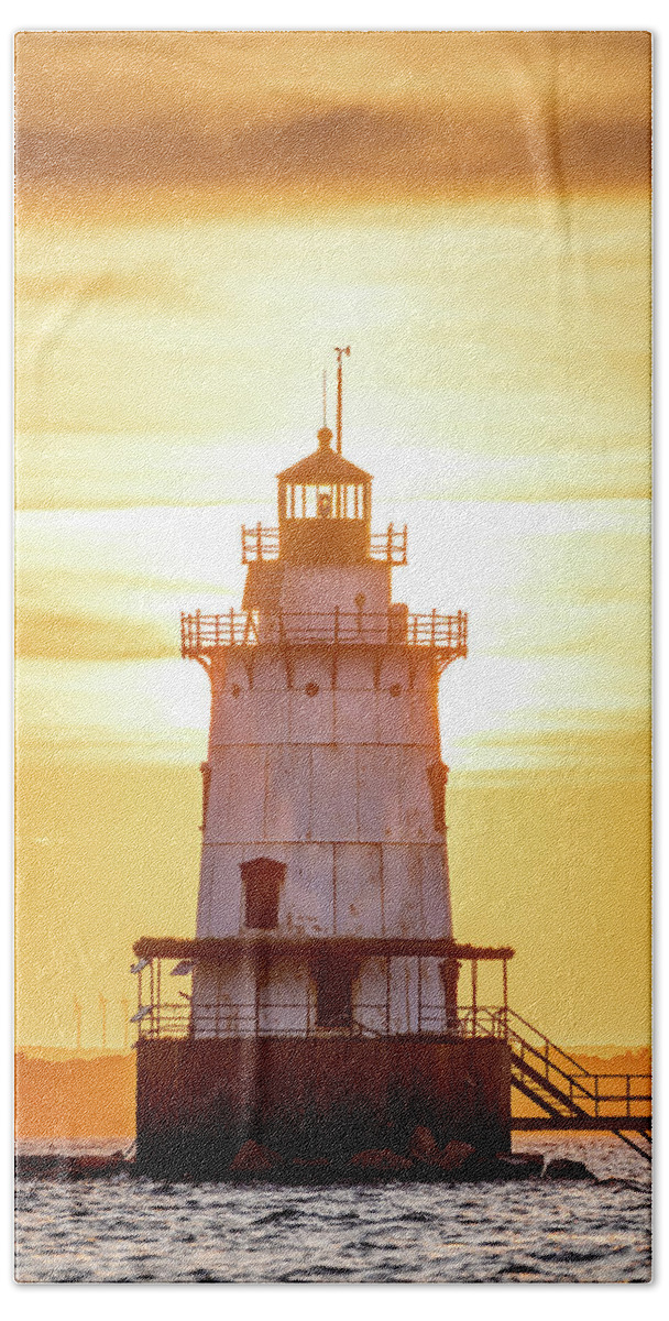 Conimicut Lighthouse Bath Towel featuring the photograph Conimicut Lighthouse Sunset Vertical by Denise Kopko