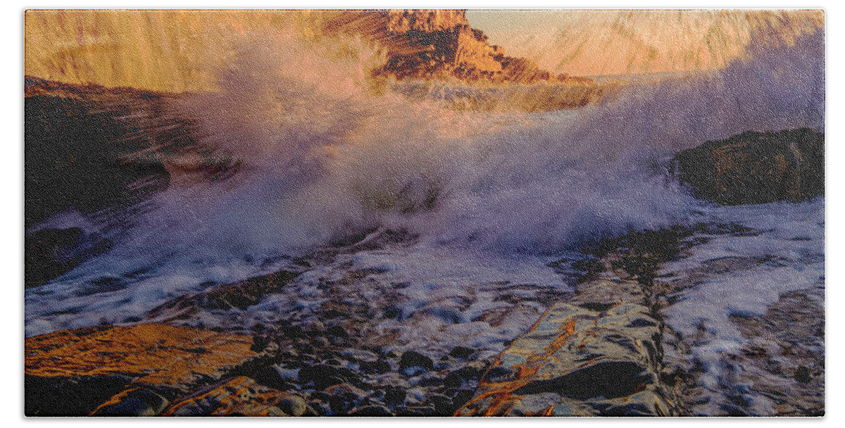Cape Neddick Bath Towel featuring the photograph Crash by Jeff Sinon