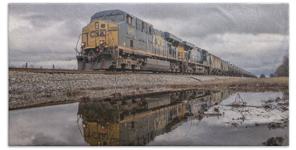 Railroad Hand Towel featuring the photograph CSX K628 northbound at Guthrie Ky by Jim Pearson