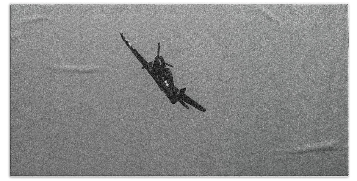 Curtiss Tp-40 Warhawk Bath Towel featuring the photograph Curtiss TP-40 warhawk -BW002 by Flees Photos