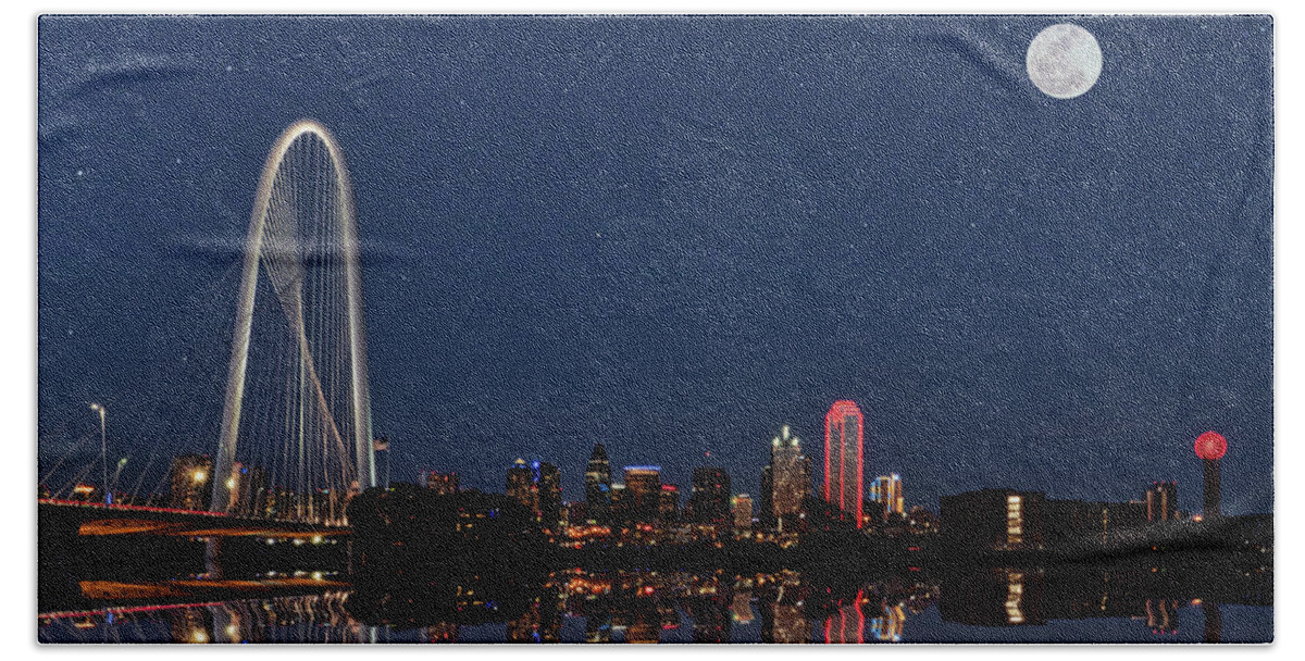 Dallas Skyline Bath Towel featuring the photograph Dallas After Dark by Steve Templeton