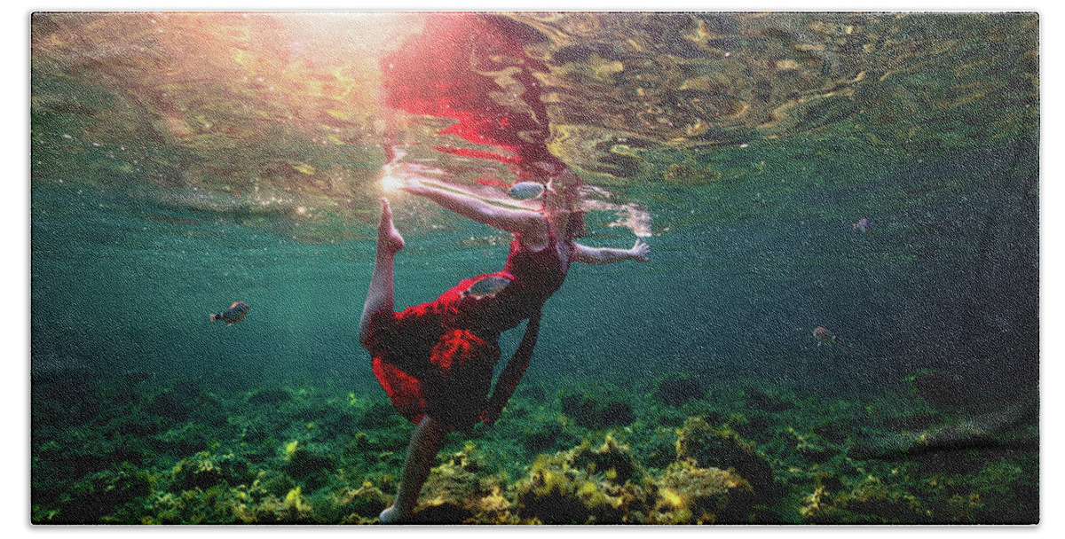 Underwater Bath Towel featuring the photograph Dancing II by Gemma Silvestre