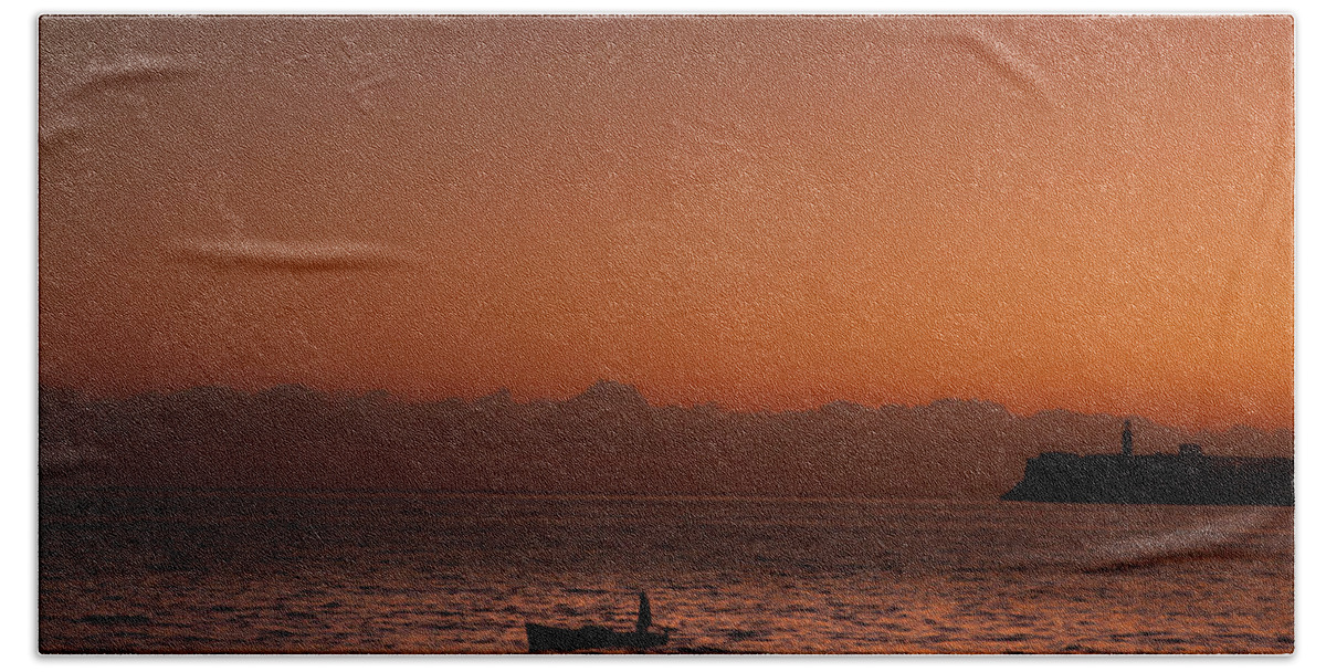 Malecon Bath Towel featuring the photograph Daybreak Off The Malecon by Mark Gomez