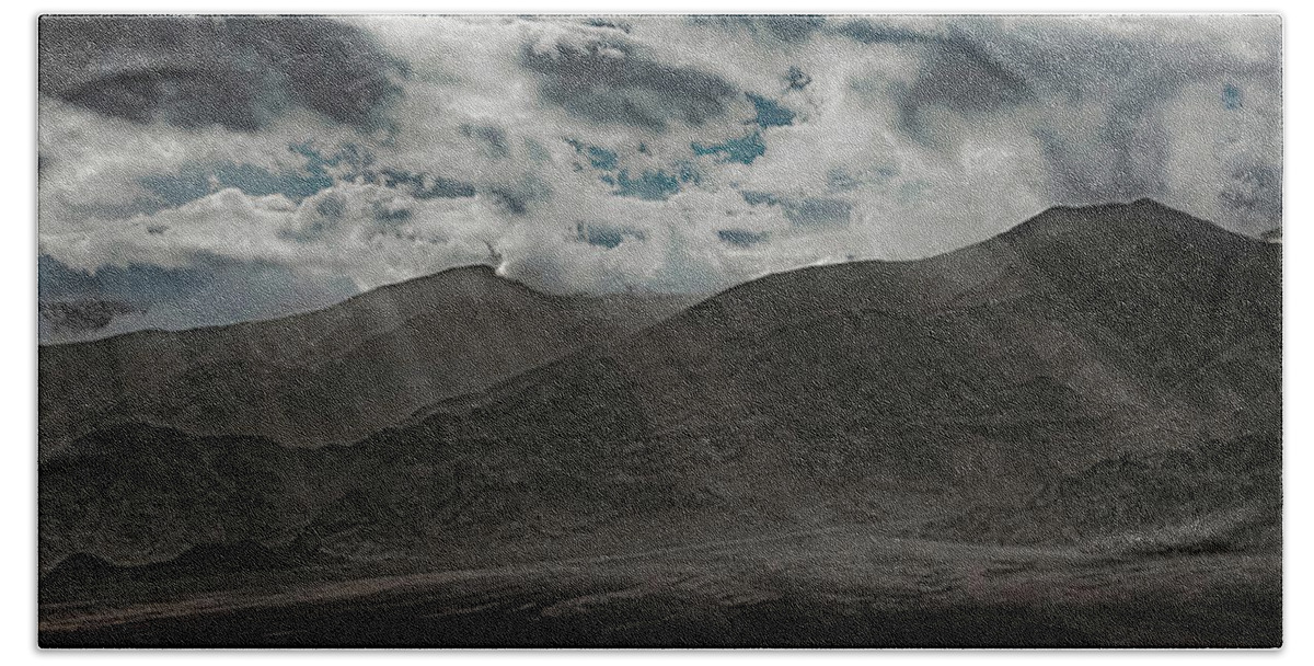 Nevada Bath Towel featuring the photograph DeathValley Sunbeams by Don Hoekwater Photography