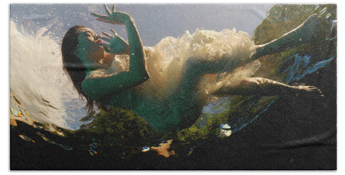 Underwater Bath Towel featuring the photograph Dissolved Girl by Mark Rogers