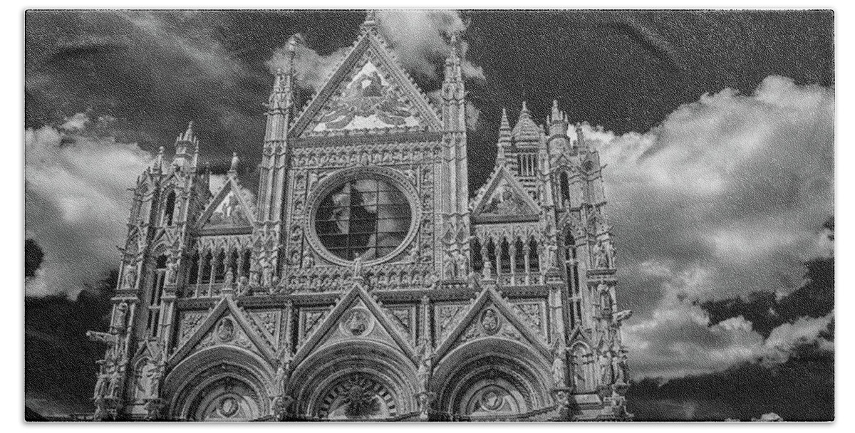 Duomo Hand Towel featuring the photograph Duomo di Siena by Linda Villers