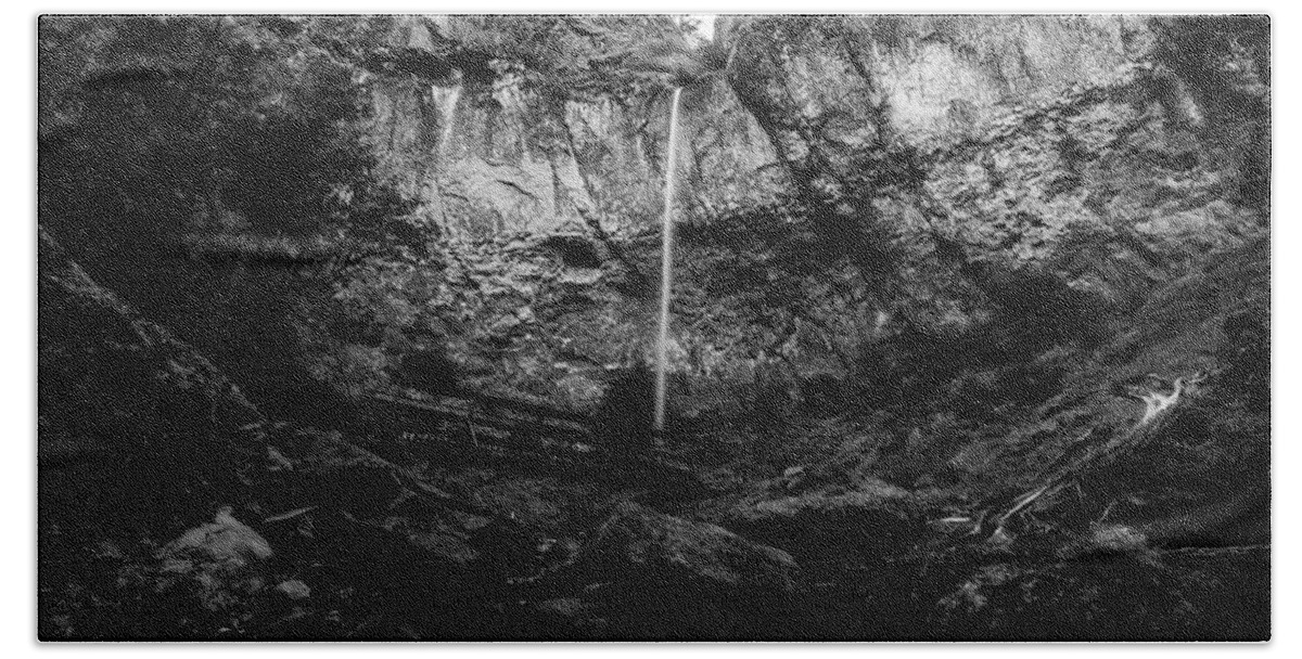 Wild Bath Towel featuring the photograph Elowah Falls Black and White 2 by Pelo Blanco Photo