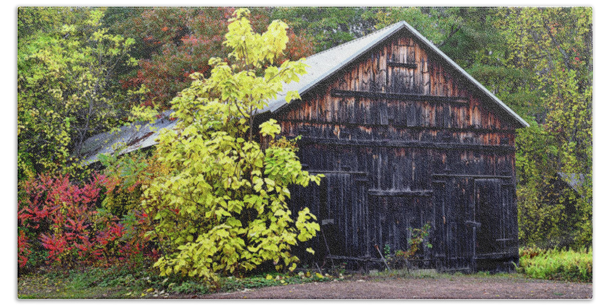 Barn Hand Towel featuring the photograph Fall Barn by Steven Nelson