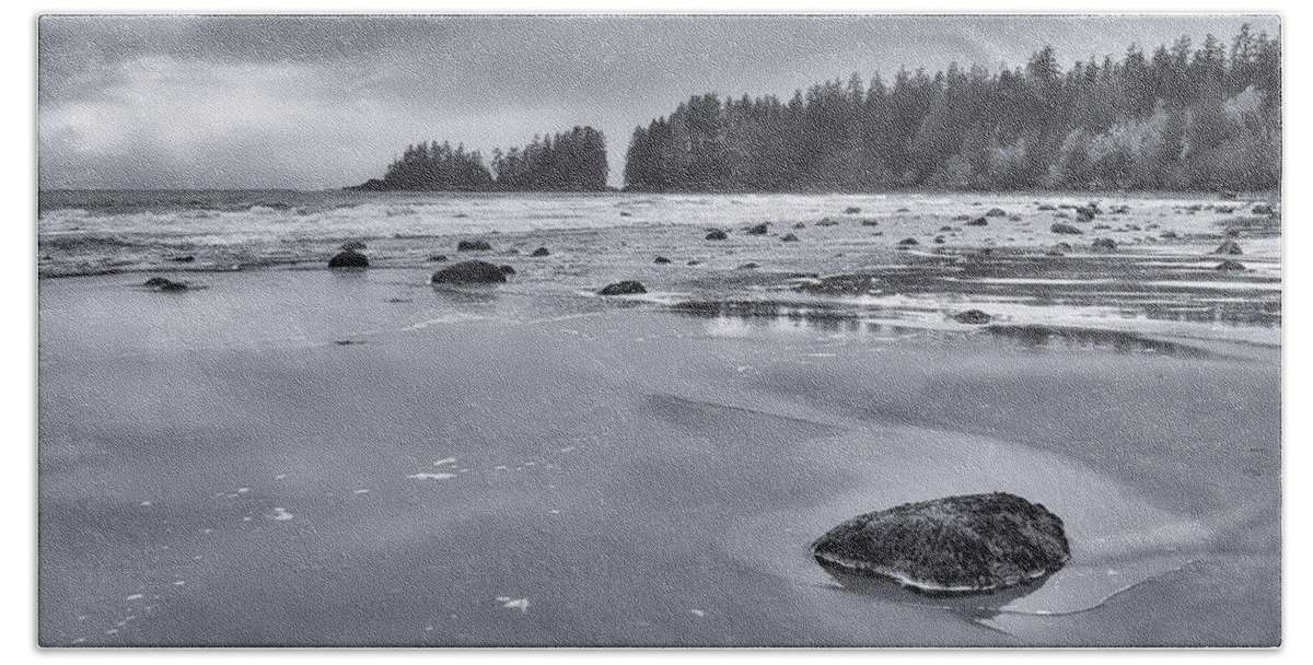 Landscape Bath Towel featuring the photograph Florencia Bay Beach at Low Tide Black and White by Allan Van Gasbeck