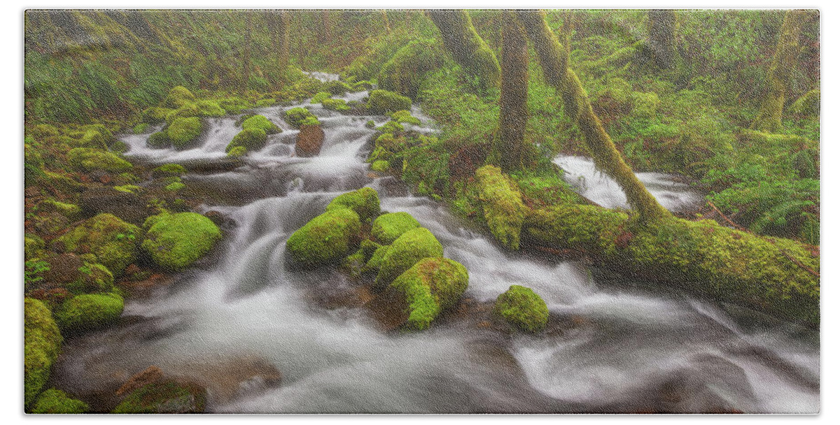 Oregon Hand Towel featuring the photograph Flowing Solitude by Darren White