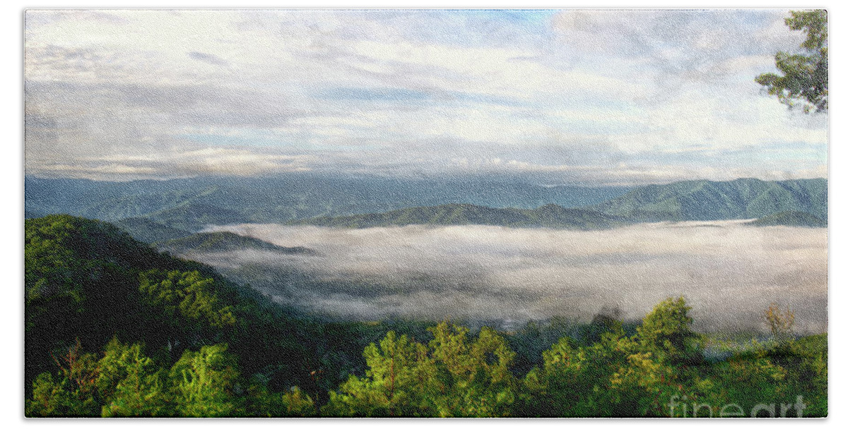 Fog Bath Towel featuring the photograph Fog in the Valley 2 by Phil Perkins