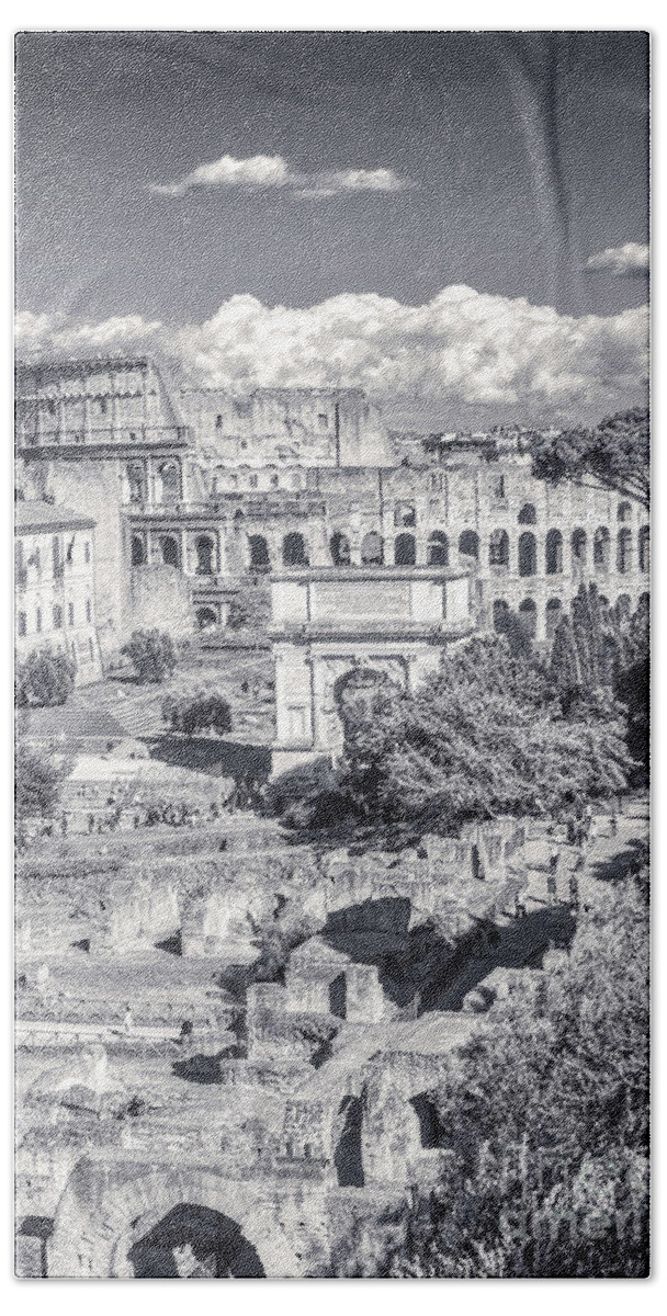 Italian Scene Bath Towel featuring the photograph Forum Romanum with The Colosseum in the background BW by Stefano Senise