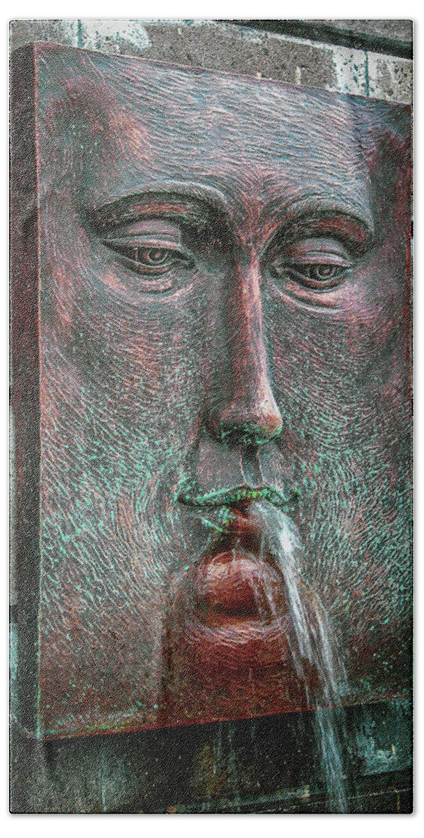 Face Bath Towel featuring the photograph Fountain - Cancun by Frank Mari