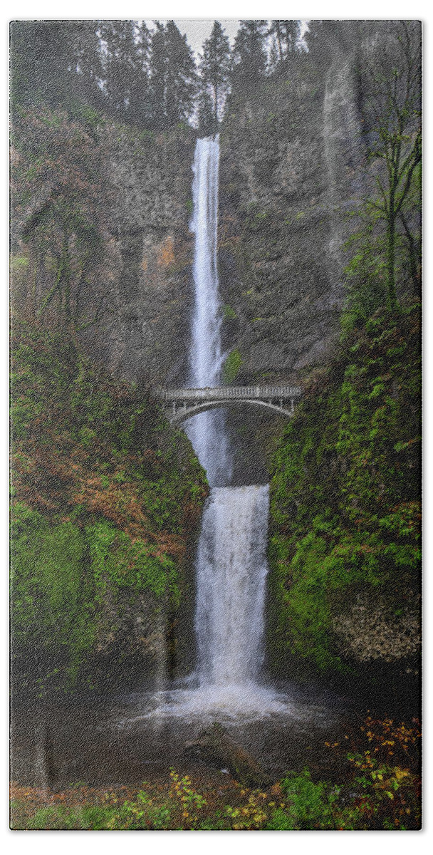 Oregon Hand Towel featuring the photograph Free falling by Bryan Xavier