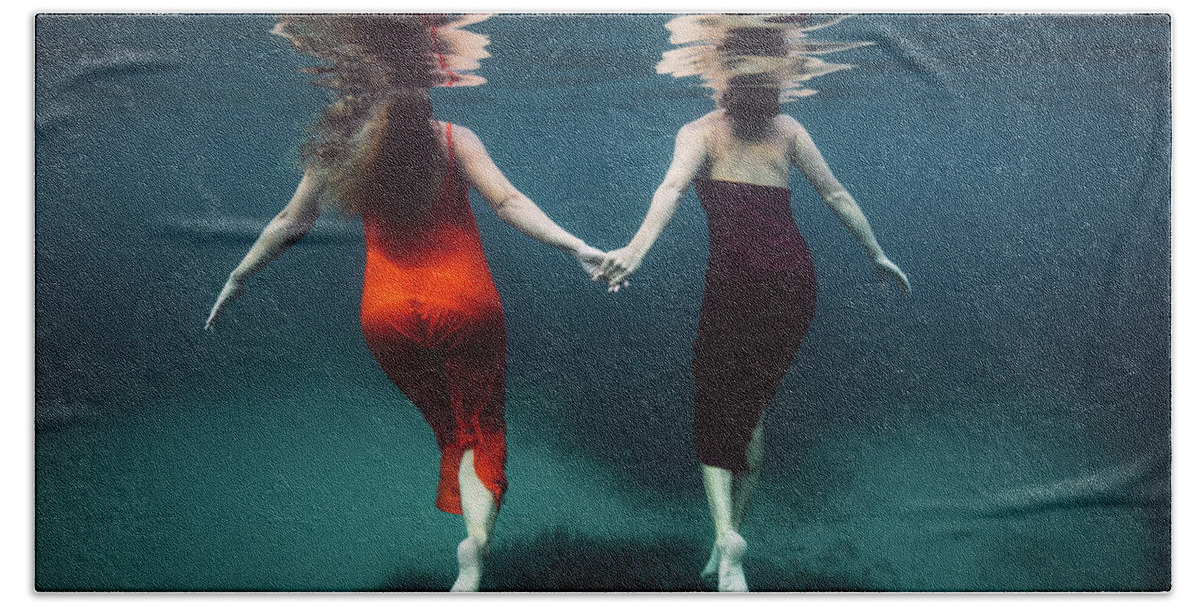 Underwater Hand Towel featuring the photograph Friendship by Gemma Silvestre