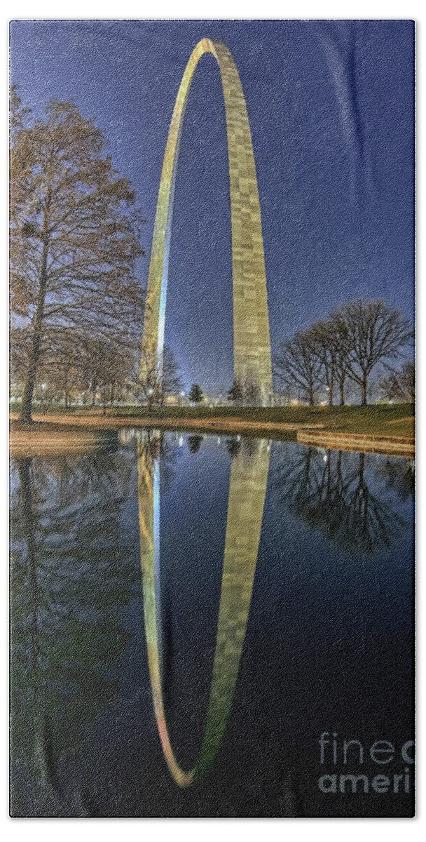 Night Bath Towel featuring the photograph Gateway Arch by Tom Watkins PVminer pixs