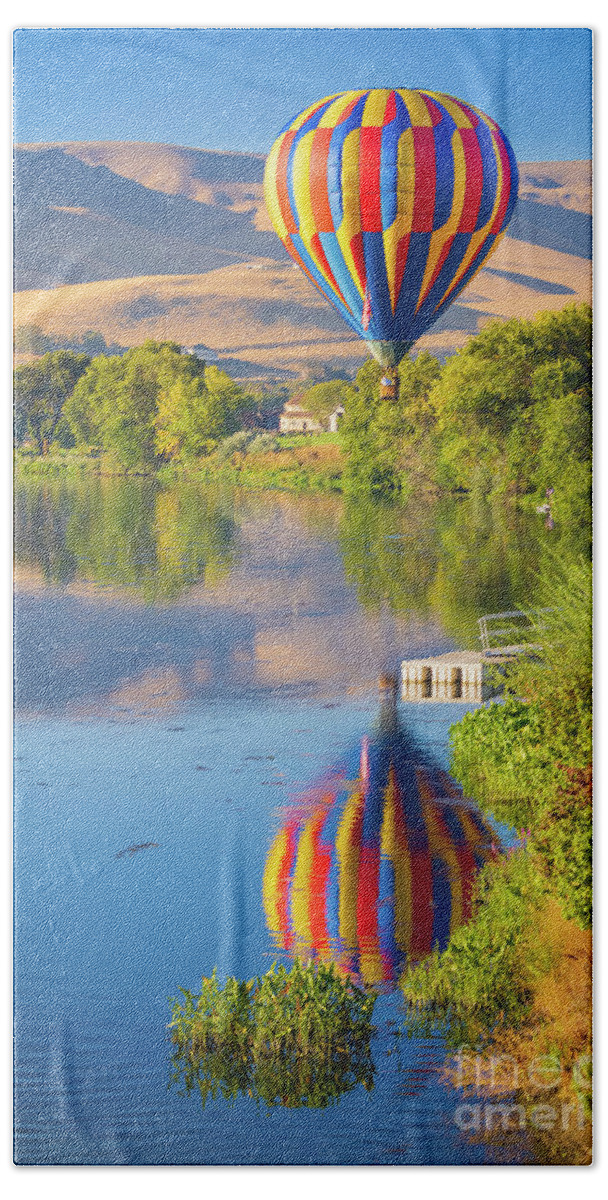 America Bath Towel featuring the photograph Going up by Inge Johnsson