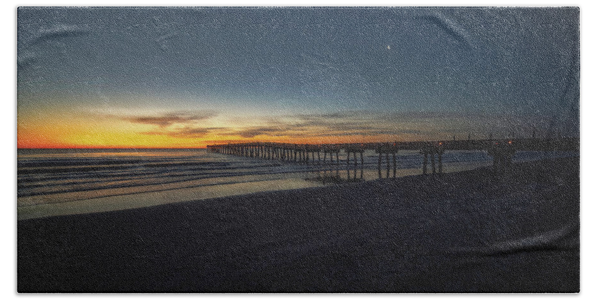 Jacksonville Beach Bath Towel featuring the photograph Golden Dawn Sunrise at Jacksonville Beach Pier by Kim Seng