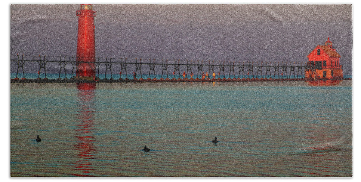 Grand Haven Lighthouse Bath Towel featuring the photograph Grand Haven LIghthouse at Sunrise by Deb Beausoleil