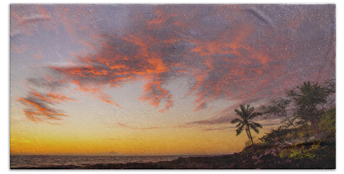 Hawaii Bath Towel featuring the photograph Hawaii Sunset by Bill Cubitt
