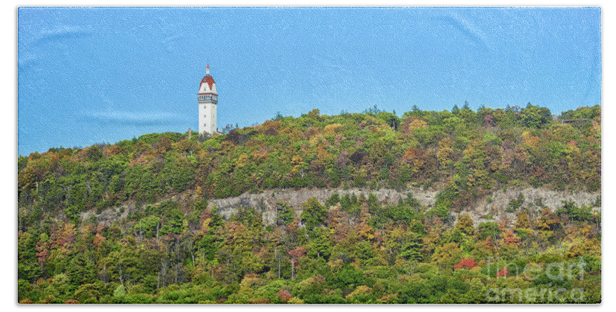 Talcott Mountain State Park Bath Towel featuring the photograph Heublein Tower in the Fall by Lorraine Cosgrove