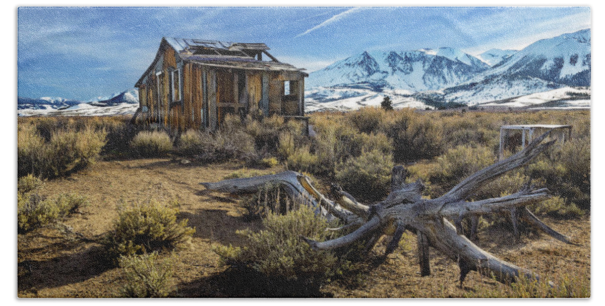 Gary-johnson Hand Towel featuring the photograph Highway 395 Cabin by Gary Johnson