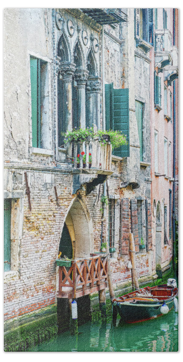 Venice Bath Towel featuring the photograph Home In Venice by Marla Brown
