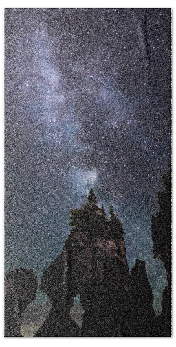 Hopewell Rocks Bath Towel featuring the photograph Hopewell Rocks Milky Way by Linda Villers