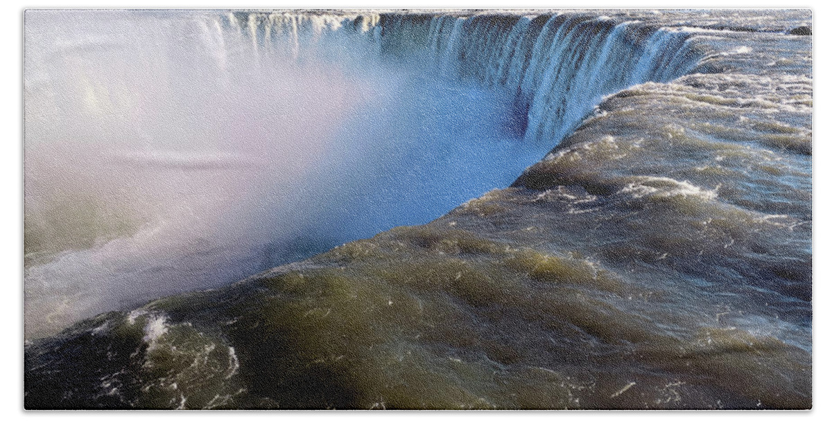 Abyss Bath Towel featuring the photograph Horseshoe Falls - Feel The Power by Leslie Montgomery