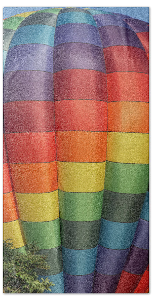 Balloon Bath Towel featuring the photograph On the Rise by Rod Best