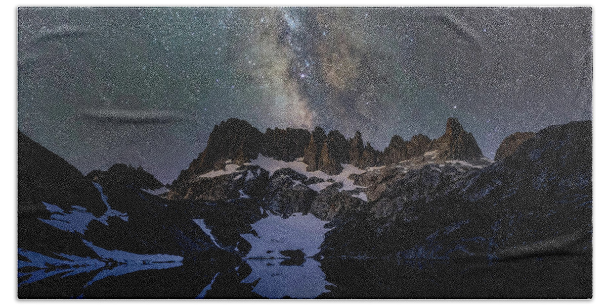 Landscape Bath Towel featuring the photograph Iceberg Lake Night Sky by Romeo Victor