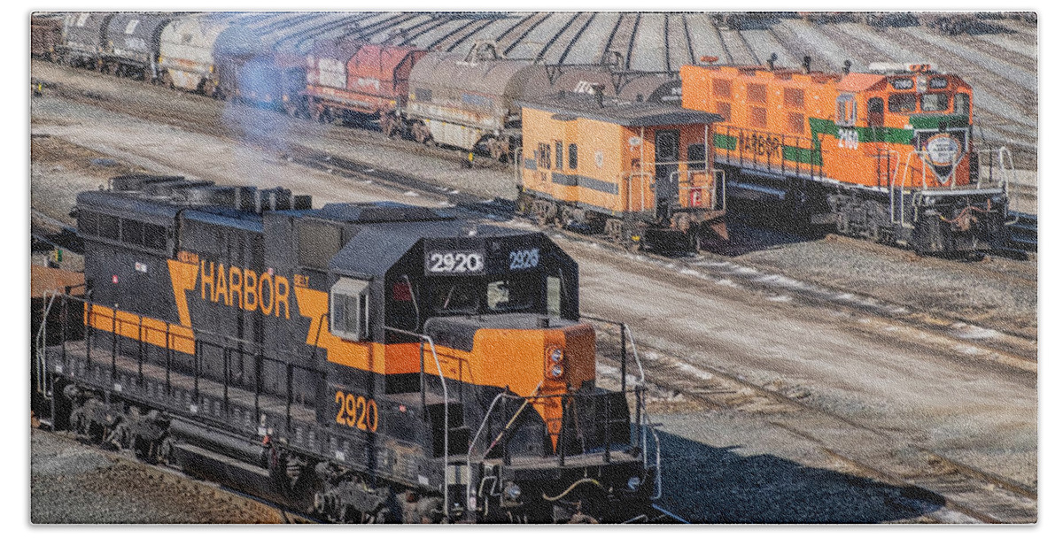 Railroad Bath Towel featuring the photograph Indiana Harbor Belt 2920 at Riverdale IL by Jim Pearson