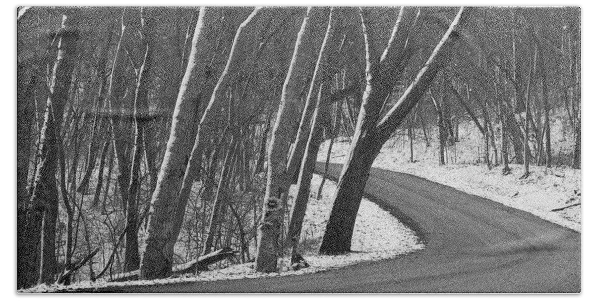 Kansas Bath Towel featuring the photograph Into the Snowy Woods by Rod Seel