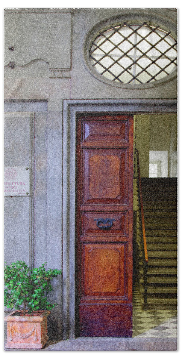 Italy Bath Towel featuring the photograph Open Door - Lucca, Italy by Kenneth Lane Smith