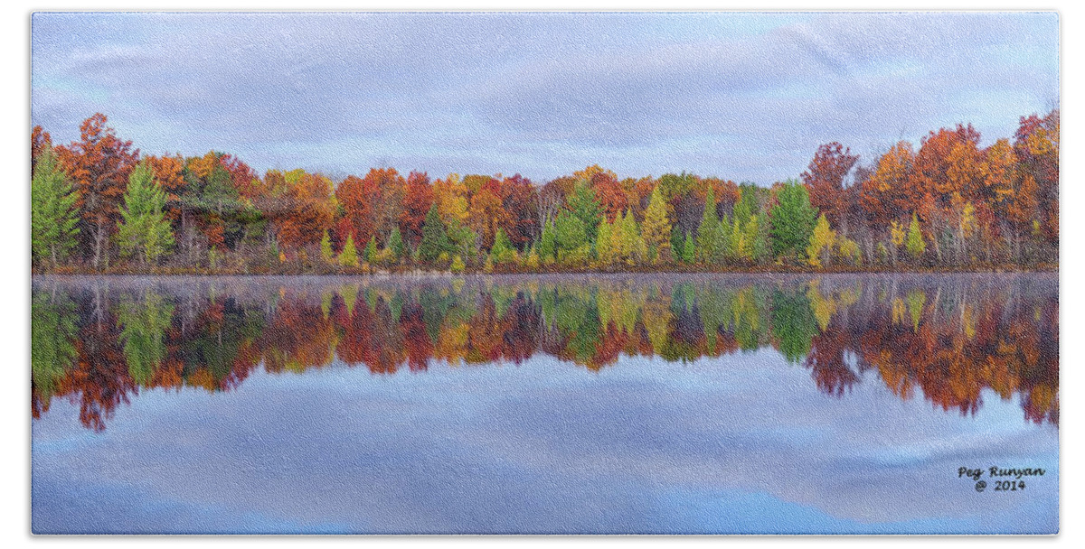 Fall Color Bath Towel featuring the photograph Jewett Lake by Peg Runyan