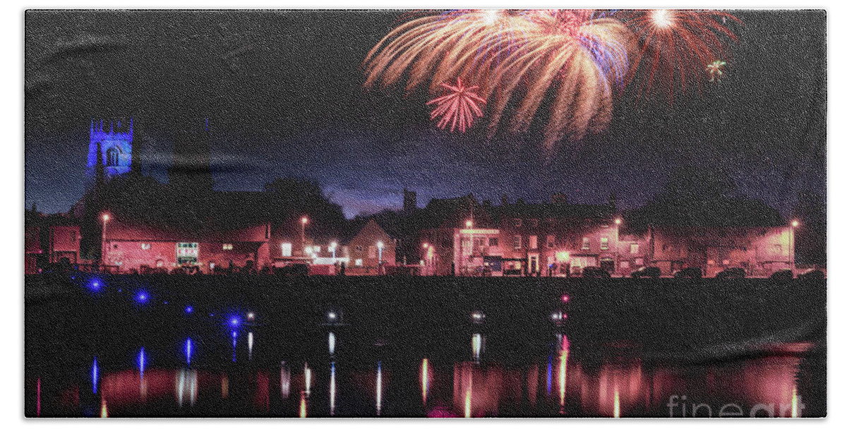 Kings Lynn Bath Towel featuring the photograph Kings Lynn fireworks over river Ouse fanale by Simon Bratt