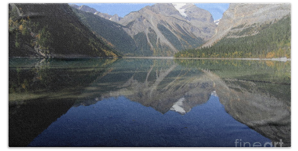 Kinney Lake Bath Towel featuring the photograph Kinney Lake Reflections by Eva Lechner