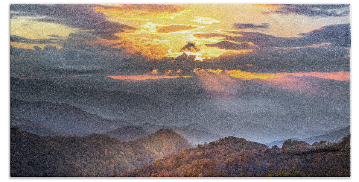 Maggie Valley Bath Towel featuring the photograph Last Rays Of Light by Jordan Hill