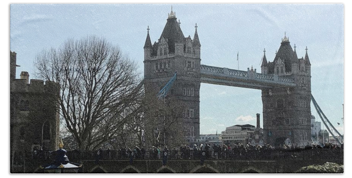 Bridge Bath Towel featuring the photograph London Landmark by Lee Darnell