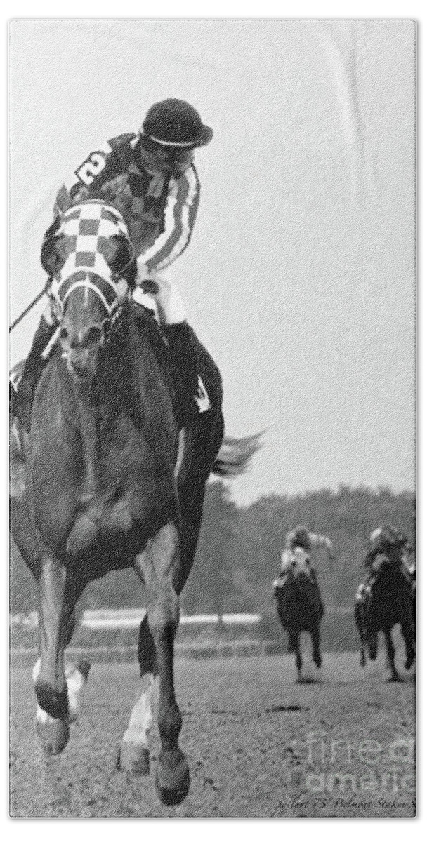 Looking Back Bath Towel featuring the painting Looking back, 1973, Secretariat, stretch run, Belmont Stakes by Thomas Pollart