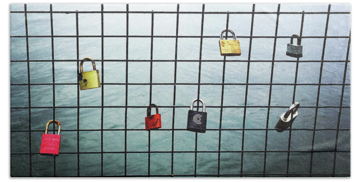 Love Locks Bath Towel featuring the photograph Love Locks at Lonsdale Quay North Vancouver by Peggy Collins