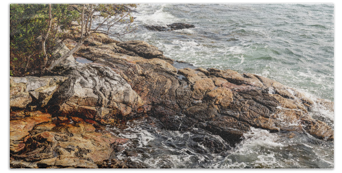 Boothbay Harbor Bath Towel featuring the photograph Maine Rocky Water's Edge by Donna Twiford