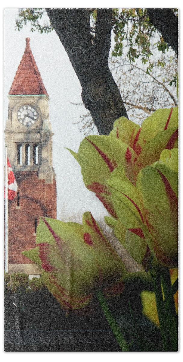 Landscape Print Bath Towel featuring the photograph Memorial Clocktower Cenotaph -Niagara on the Lake, Canada by Kenneth Lane Smith