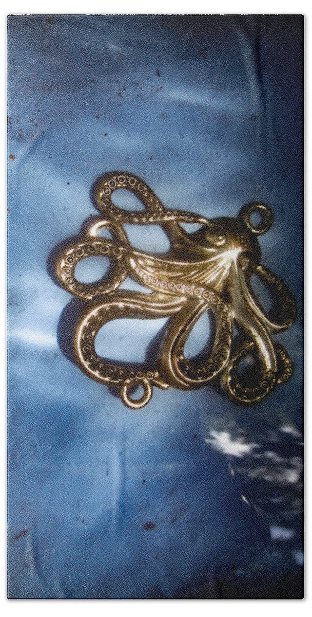 Octopus Bath Towel featuring the photograph Metal Octopus in Water by W Craig Photography
