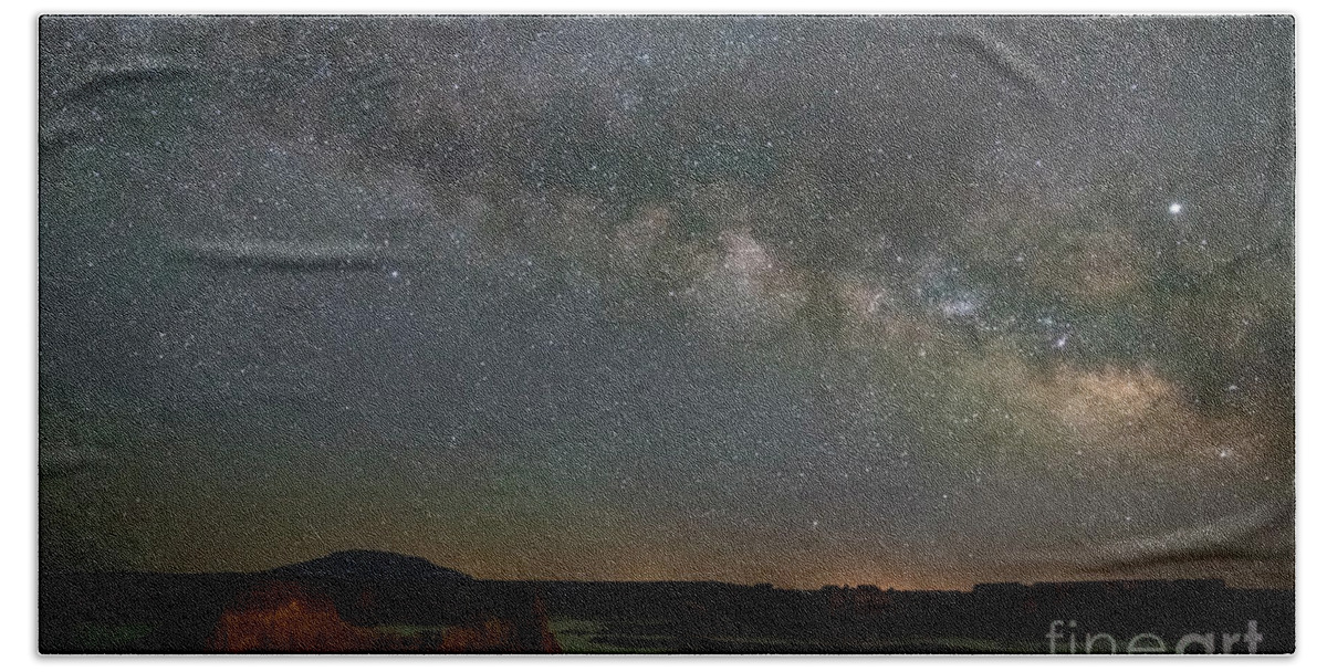 Alstrom Point Bath Towel featuring the photograph Milkyway over Alstrom Point by Keith Kapple