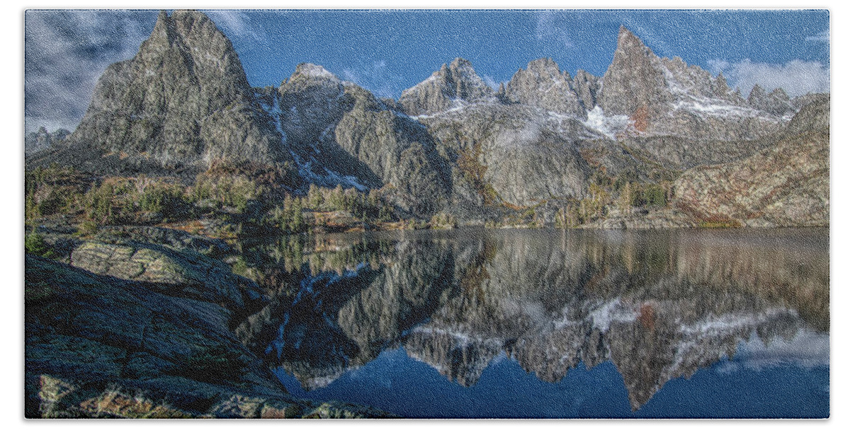 Landscape Bath Towel featuring the photograph Minaret Lake by Romeo Victor