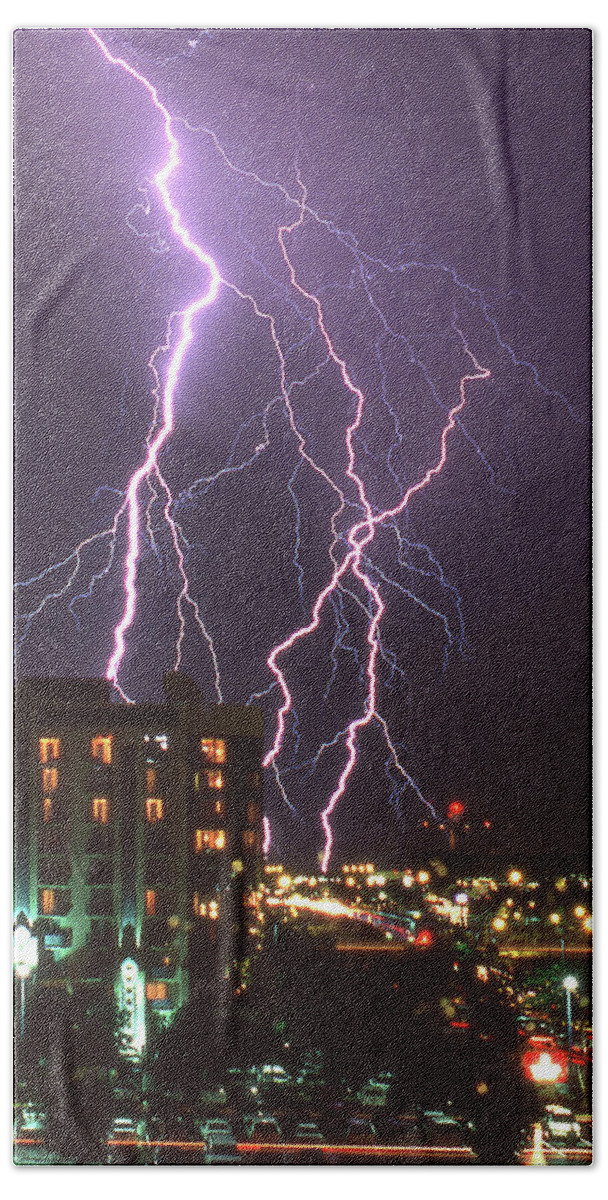 Streak Lightning Bath Towel featuring the photograph Minnesota Electrical Storm 2 by Mike McGlothlen