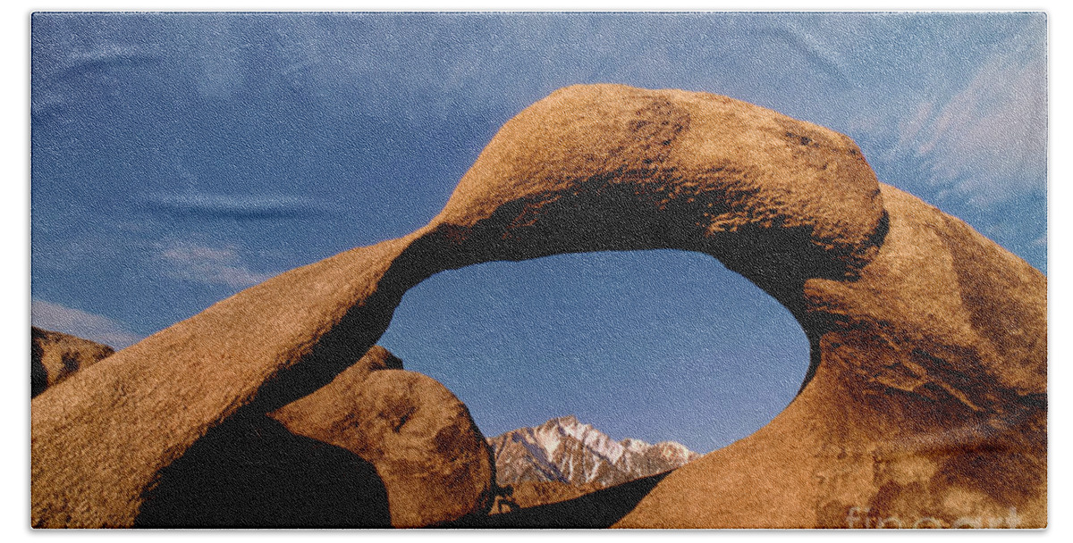 Dave Welling Bath Towel featuring the photograph Mobius Arch Alabama Hills California by Dave Welling