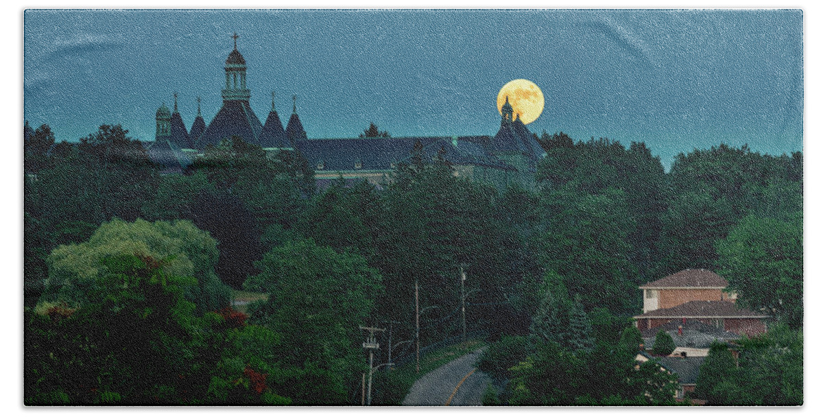 Dunwoodie Bath Towel featuring the photograph Moonrise over Dunwoodie 2 by Kevin Suttlehan